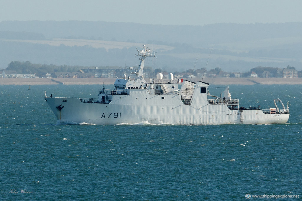 French Warship Lpo