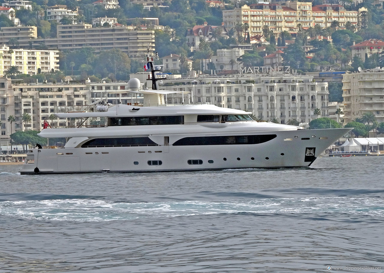 M/Y Avant Garde