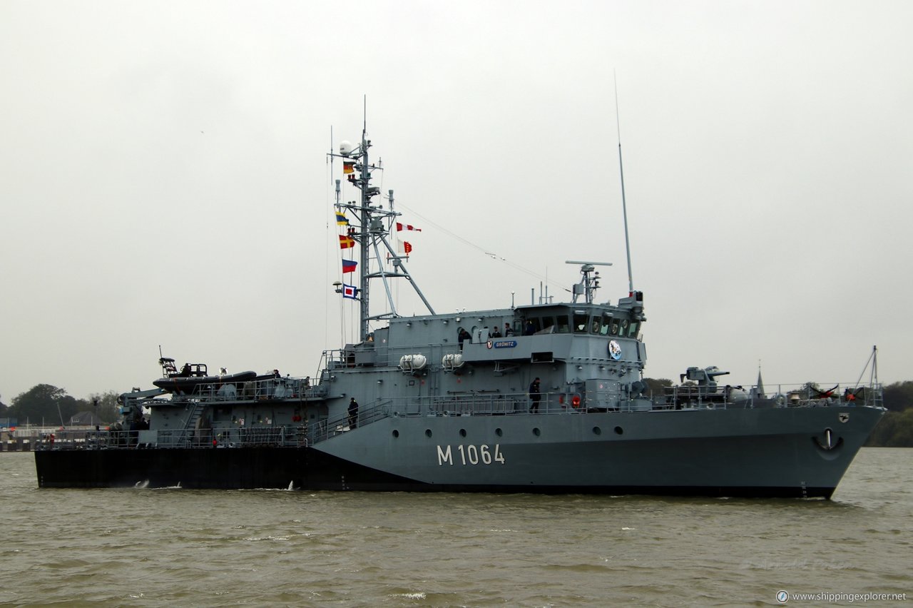 German Warship M1064