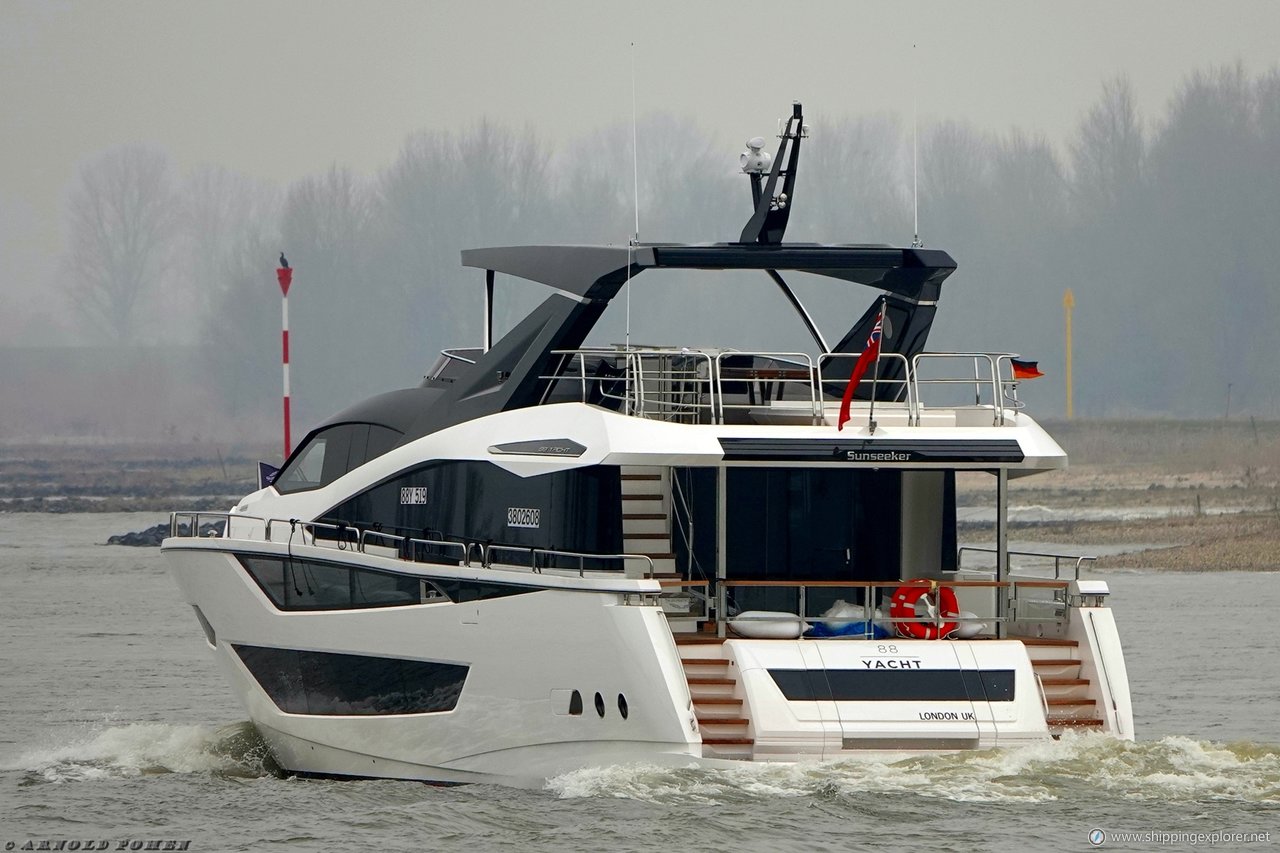 Sunseeker 88 Yacht